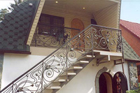 Перила кованые для лестницы на второй этаж с линиями Модерн Серый