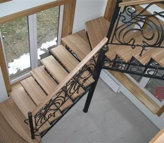 Перила кованые для Г-образной лестницы в коттедже в стиле Модерн Черные
