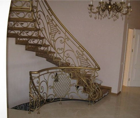 Перила кованые для поворотной лестницы в стиле Барокко, Золотого цвета