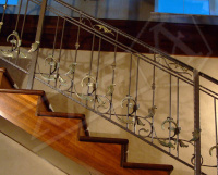 Перила кованые для прямой маршевой лестницы Латунь