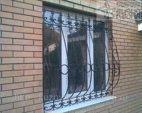 Решетка на окно объемная с декоративными кольцами и пиками Черная