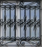 Решетка на окно с симметричным кованым рисунком Черная