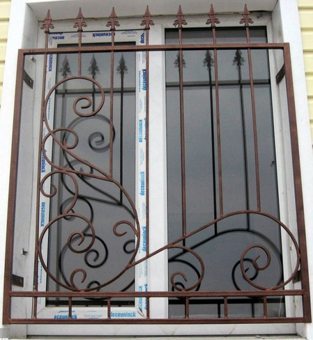 Решетка на окно с кованым орнаментом стационарная, без окраски