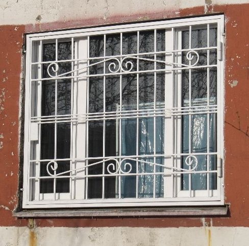 Решетка на окно в классическом варианте белого цвета