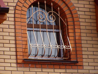Решетка на одностворчатое окно в форме арки, декор - пики с вензелями