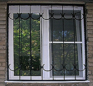 Решетка на окно, декор - металлические дуги между прутками