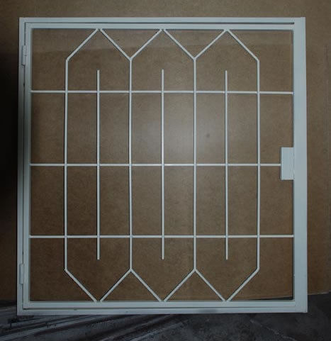 Решетка на окно сварная с простым геометрическим рисунком Белая