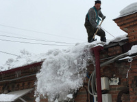 Очистка скатной крыши от снега