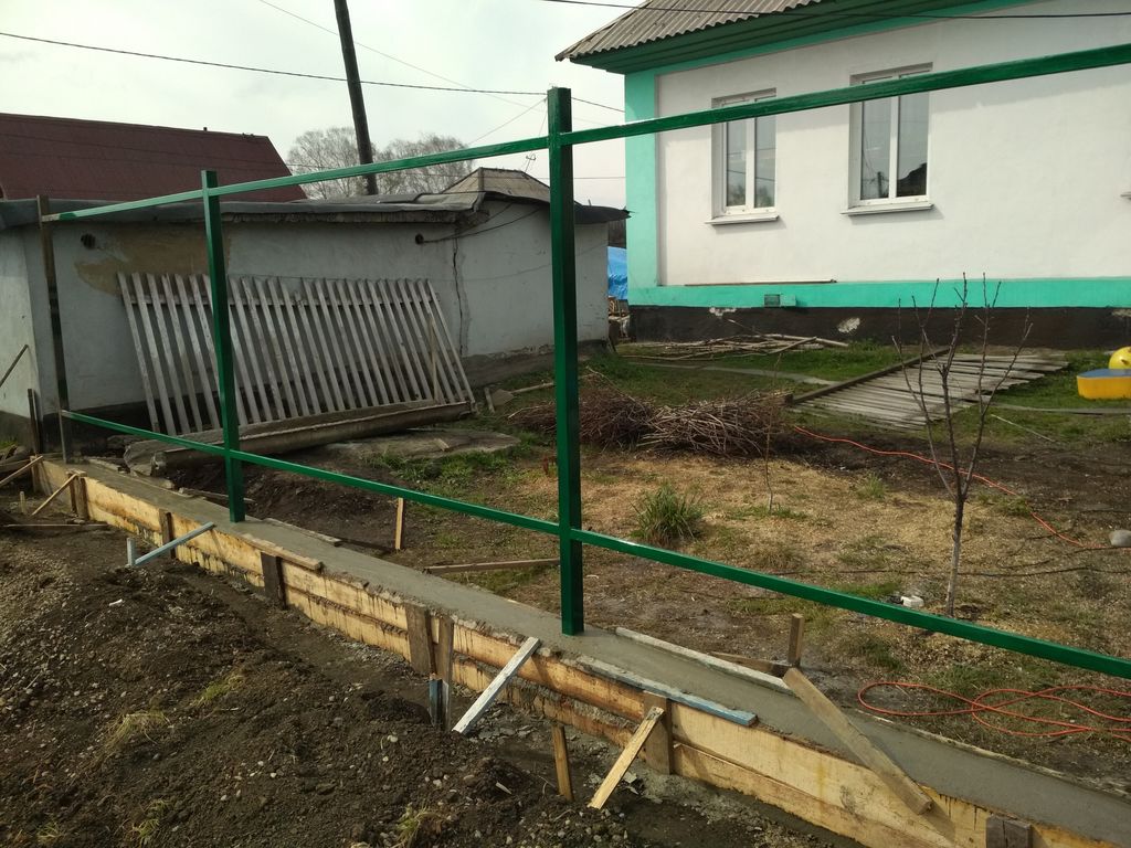 Забор между участками. Экран для ванны раздвижной. Экран под ванной из плитки. Как сделать под закрытым. Экран для ванны.