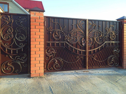 Ворота распашные металлические с элементами художественной ковки