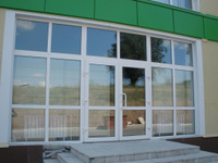 Фасадные окна ПВХ с входной группой м2