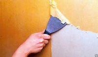 Очистка вручную поверхности стен от масляных красок