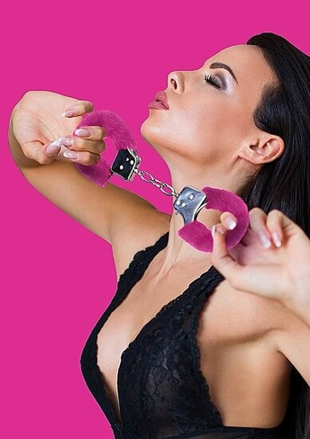 Металллический наручники с замком Furry Pleasure Handcuffs Pink SHOTSMEDIA