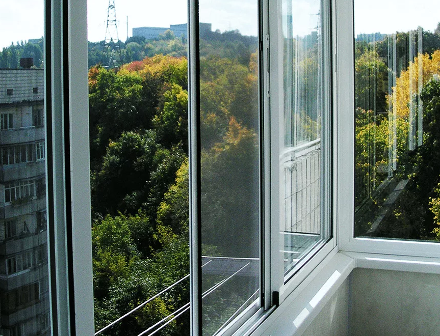 Москитная сетка на алюминиевые раздвижные окна на балконе фото